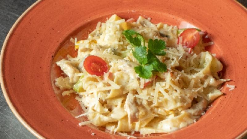 Fettuçine toyuq ilə göbələk