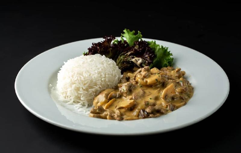 Toyuqlu stroganoff