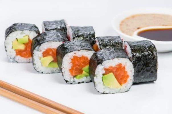 Salmon avocado maki 8 PCS