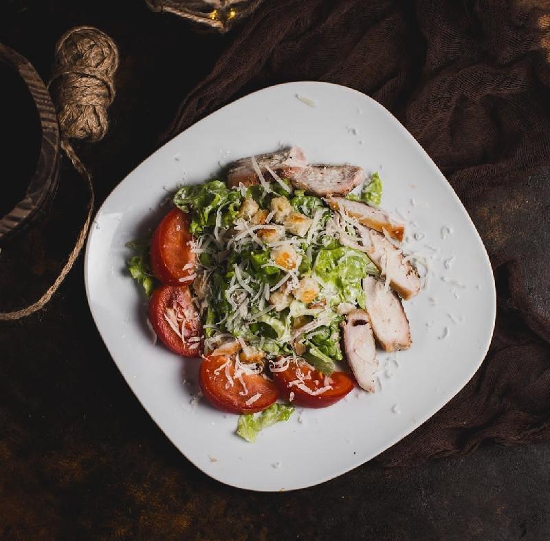 Toyuqlu Sezar Salatı