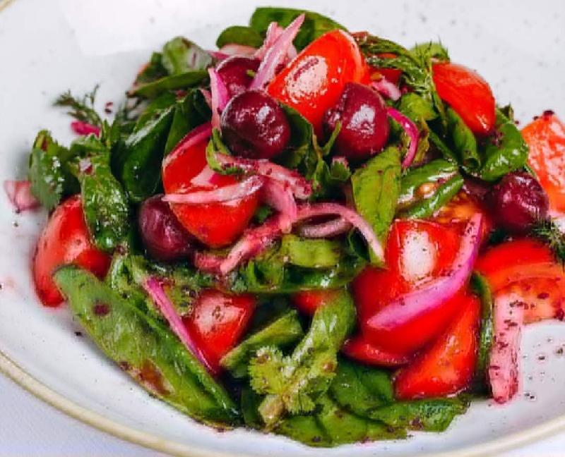 Vişnəli pomidor salatı
