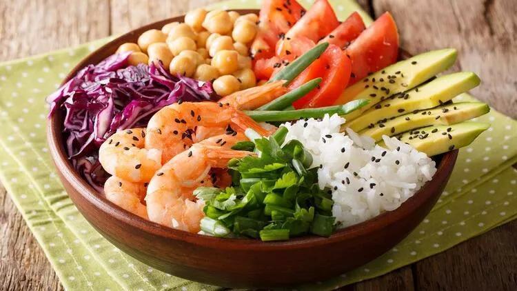 Badem kaplı karidesli poke bowl 