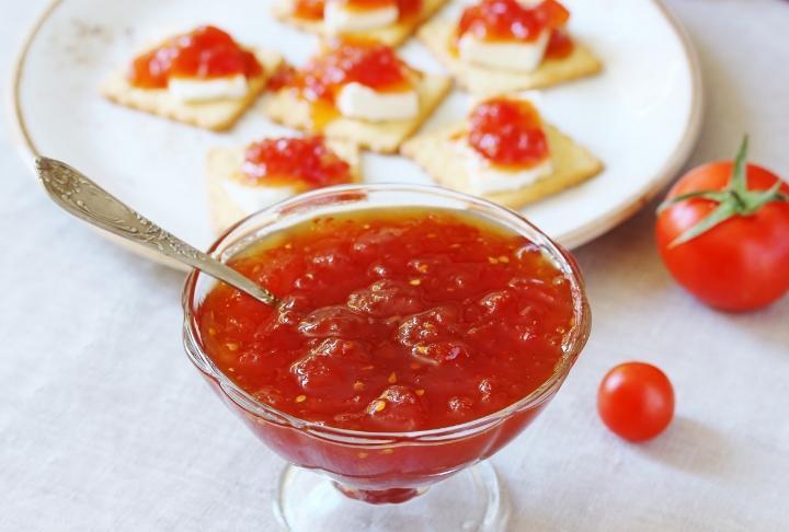 Az acılı ev yapımı domates marmelatı 