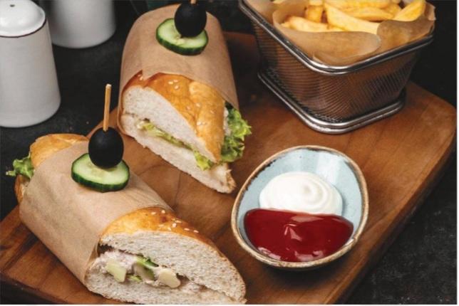 Baqet çörəkdə hazırlanmış avokado tuna balıq sendviçi