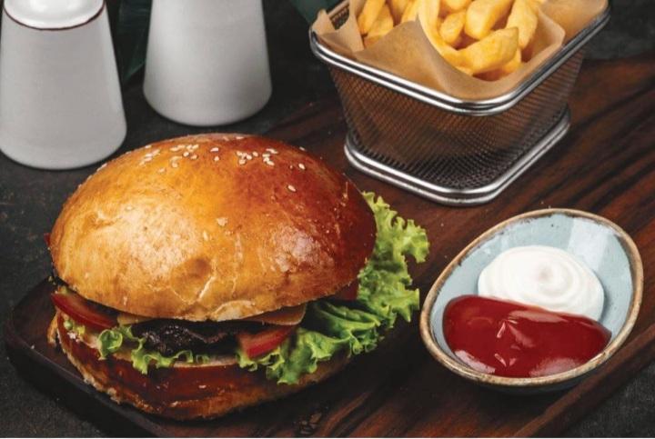 Baş aşpazdan pendirli dana əti burger