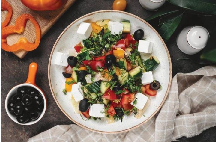 Zeytun və pendirlə hazırlanmış Yunan Salatı 