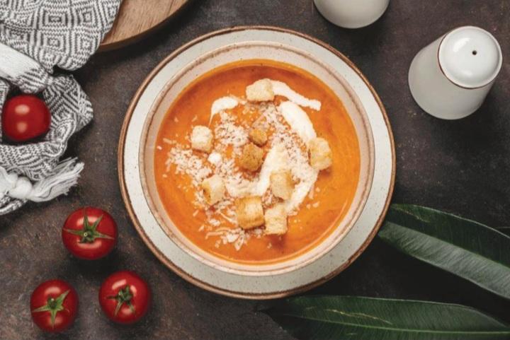 Parmezan pendiri və suxari ilə tomat şorbası 