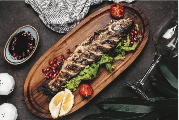 Qrildə qızardılmış forel balığı