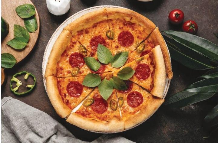 Pepperoni kolbasası ilə pizza