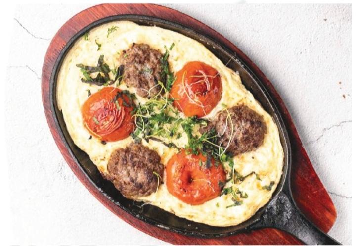 Tava kababı pomidor və yumurta ilə.