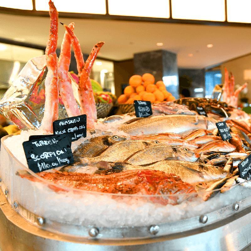 ALASKAN KING CRAB LEG gratinated wasabi cream grilled butter garlic steamed olive oil thai black pepper sauce