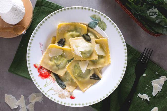 RAVIOLI E SPINACI BURRO E SALVIA