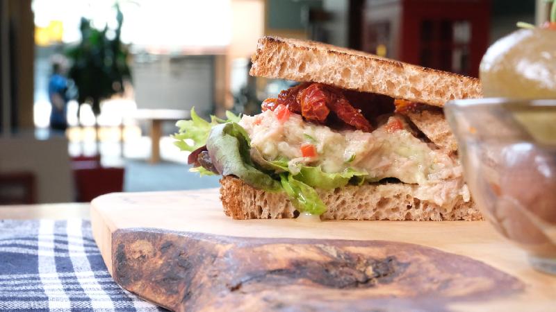 Ton balığı tartar çıtır sandviçler, avokado, tobiko