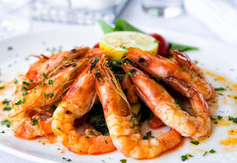 Karides tempura, kırmızı lahana turşusu, soya soslu aioli sos