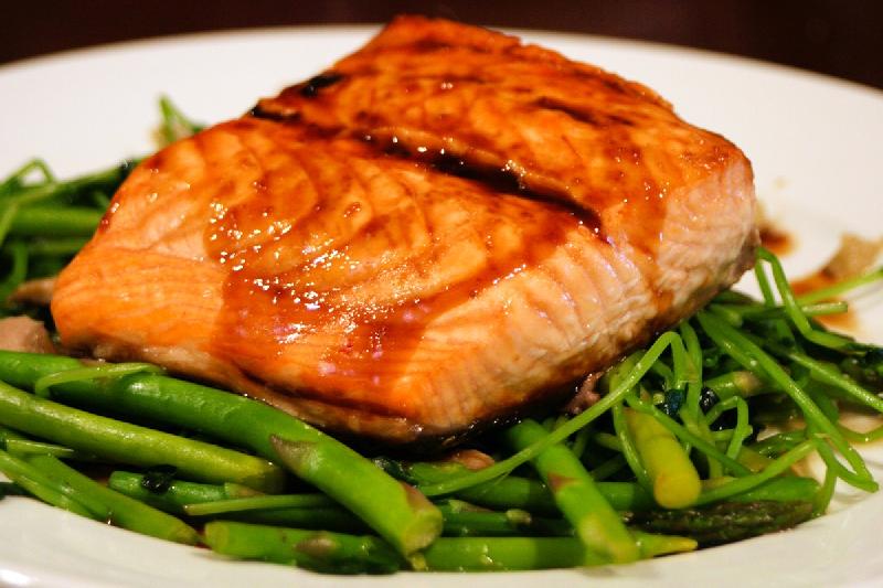 Teriyaki ile glaze edilmiş somon, semizotu, wasabi lime sos