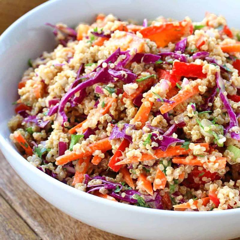 Uzak Doğu usulü kinoa salatası, kaju sos, acılı yengeç