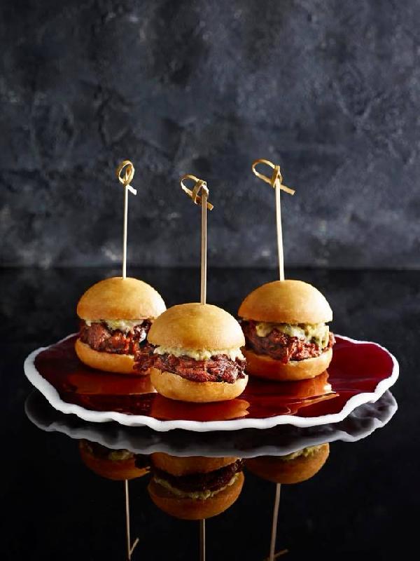 Bao bun slider – dana kaburga, karabiber, Asya lahana salatası