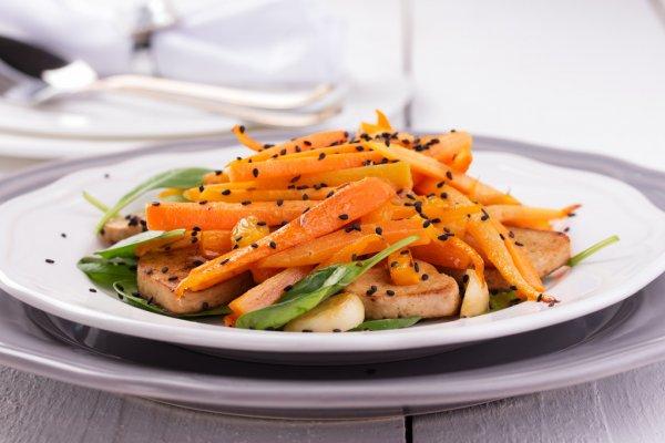 Ispanak ve tofu salatası, avokado, susam sos
