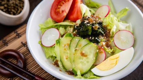 İsokyo salata, karışık yeşillikler, wafu sos