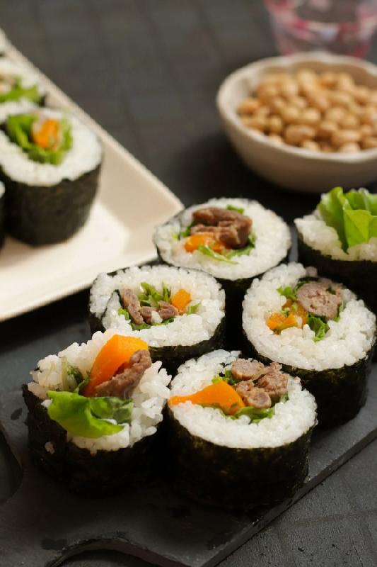 Dana kaburga, bulgogi, çıtır kinoa, kuşkonmaz