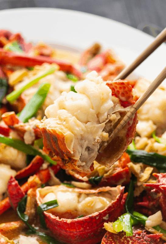 Wok’ta pişirilmiş Kanada ıstakozu, karabiber sos, zencefil, taze soğan
