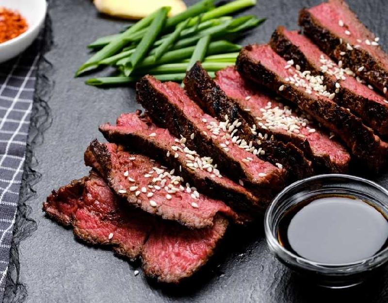 Soya ile glaze edilmiş dana bonfile, miso ile fırınlanmış patates, mantar, edamame
