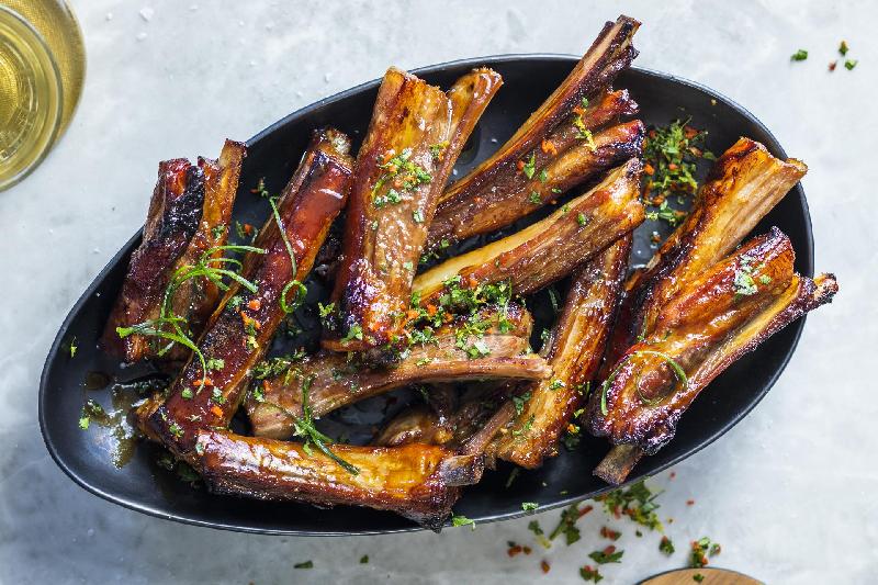 Ağır ateşte pişmiş hoisin soslu kuzu kaburga, çıtır patates, soğan turşu