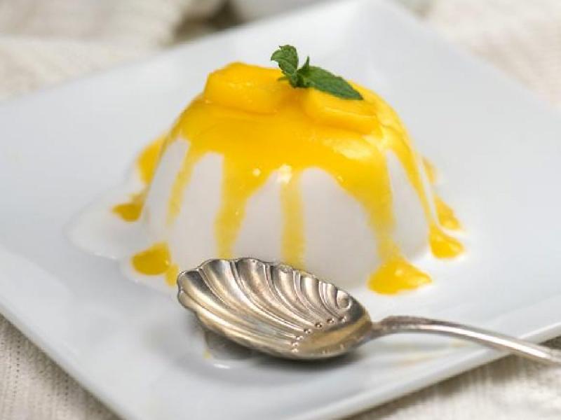 Hindistan cevizli panna cotta, limonotlu ve kurutulmuş ananas cipsi, hindistan cevizli mango sosu