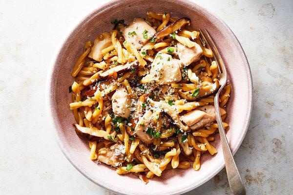 CHICKEN & MUSHROOM CASERECCE