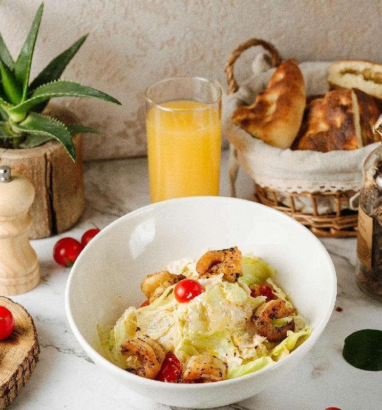 Sezar salatı krevetka ilə
