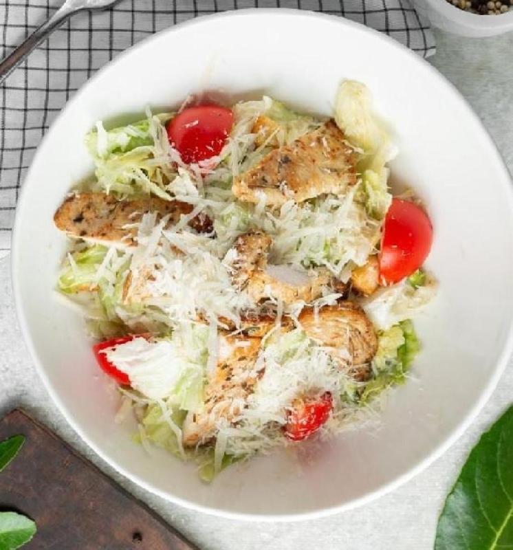 Toyuq sezar salatı