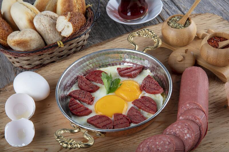 Yumurta kolbasa ilə