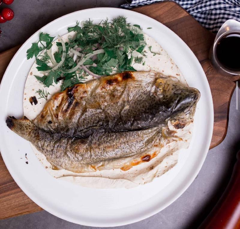 Forel balığı nar sousunda