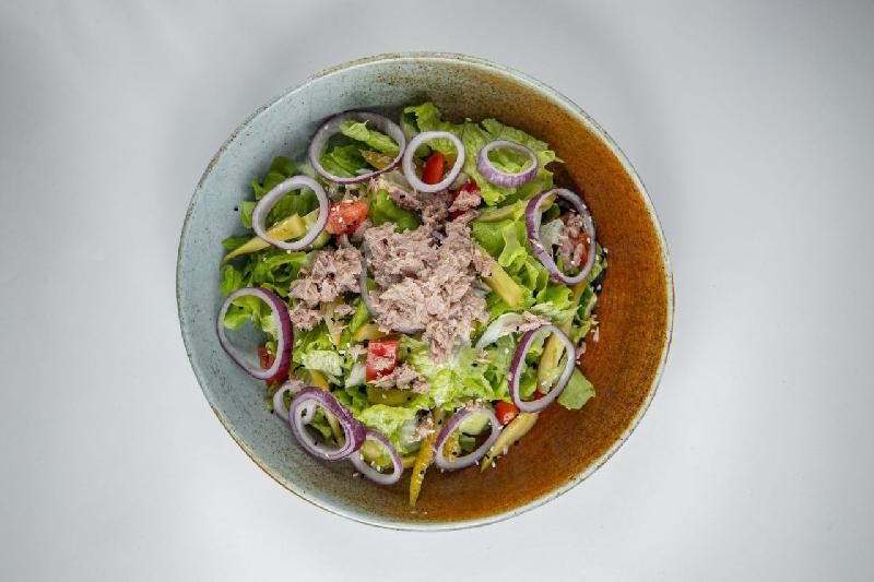 Tuna balığı salatı
