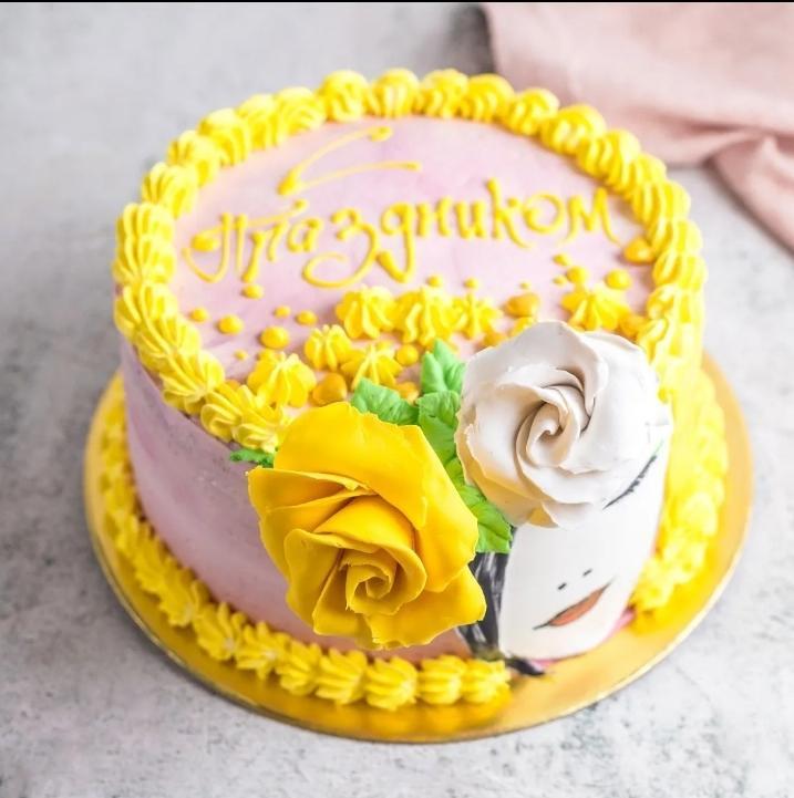 Sarı dekorlu tort