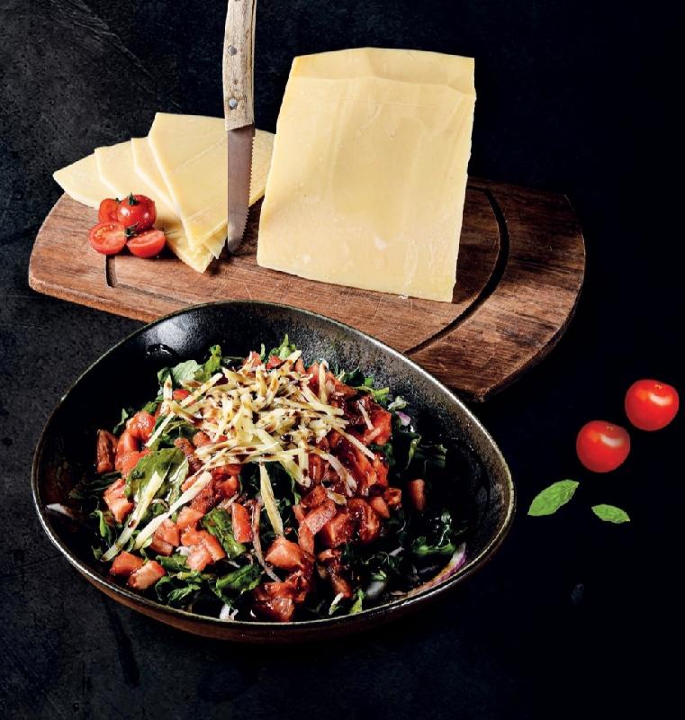 Parmezan pendirli rukola salatı