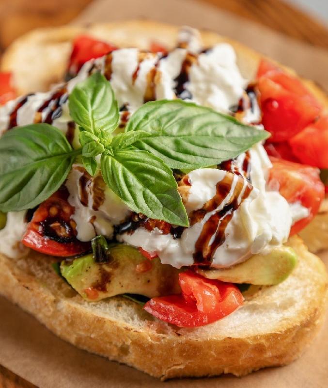 Brusketta ,Quakamole,Pomidor Və Reyhan İlə