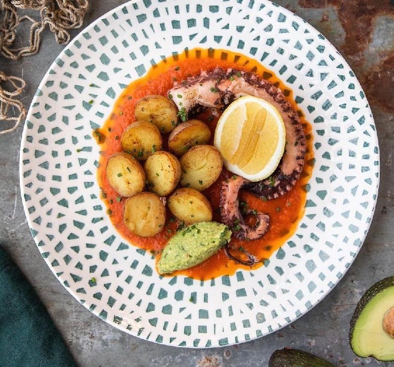 Qrildə Hazırlanmış Ahtapot, Çerri Kartofu ,Pomidorlu Salsa Və Quakamole İlə
