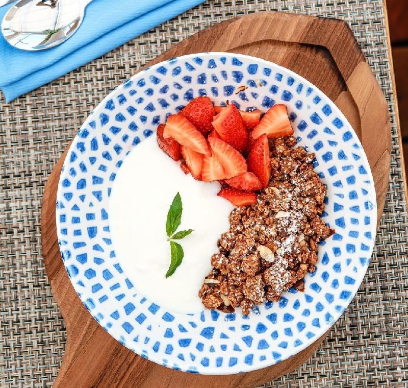Qranola,Yogurt Və Təzə Çiyələk İlə
