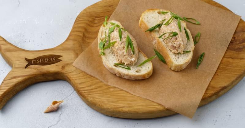 Brusketta ,Cod Balığı Qaraciyərindən Paştet İlə 