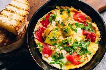Omlet,Qızılbalıq,Avokado Və Qaymaqlı Pendir İlə