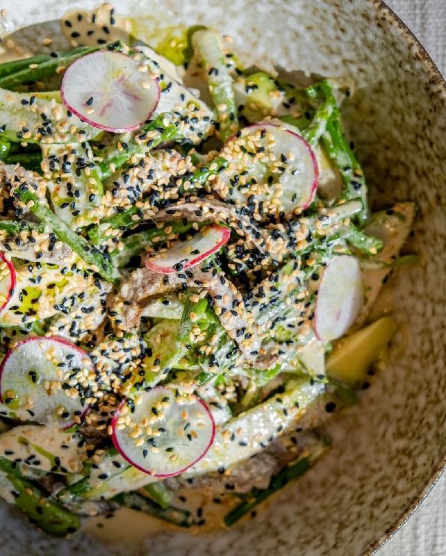 Mal əti, qulançar və xiyar salatı 