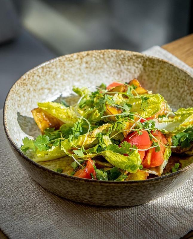 Qızardılmış badımcan, kahı yarpaqları və pomidor salatı 