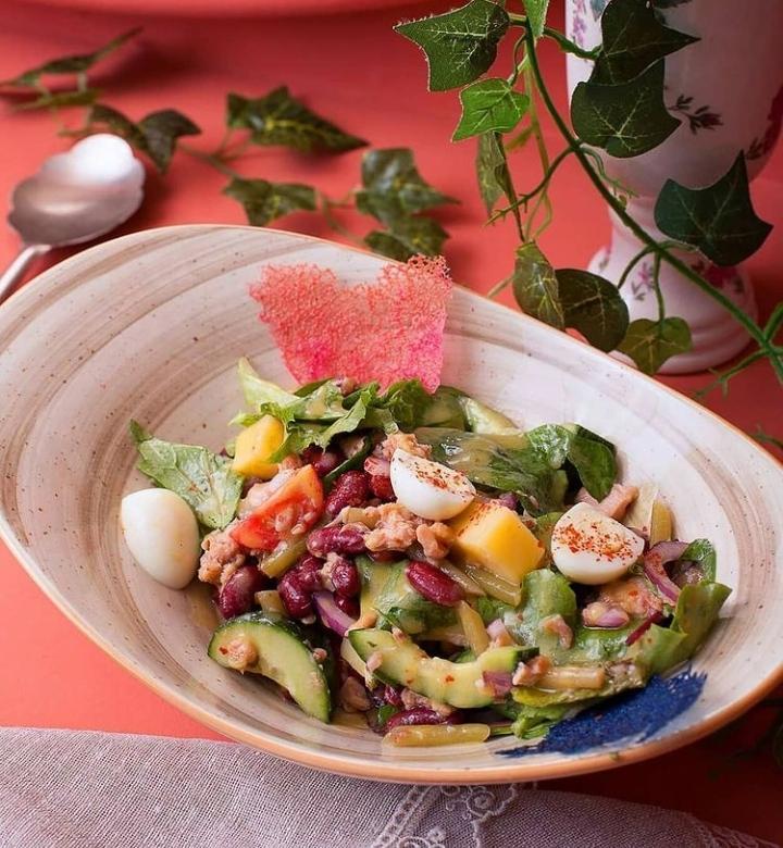 Manqo Və Ananas İlə Tay Salatı
