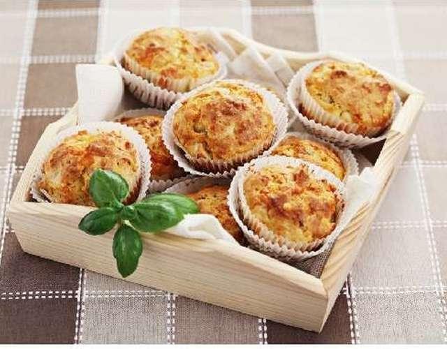 Маффин с ветчиной, сыром и овощами, кремом с вялеными томатами