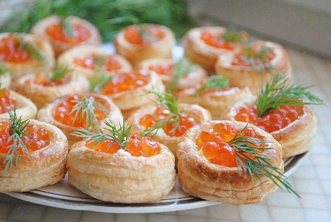 Профитроли с пастой из лосося и красной икры 