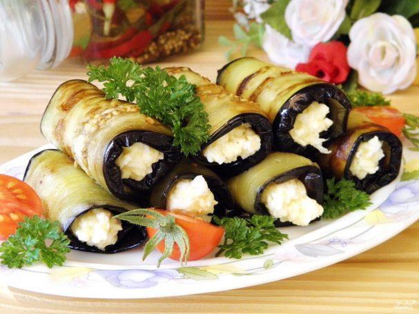 РУЛЕТИКИ ИЗ БАКЛАЖАН С СЫРОМ И ЗЕЛЕНЬЮ
