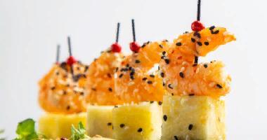 Канапе креветка в кунжуте с ананансом