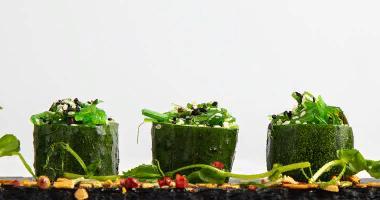Канапе огурец с салатом чука и ореховым соусом 