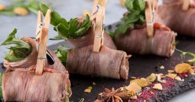 Канапе ростбиф с рукколой 